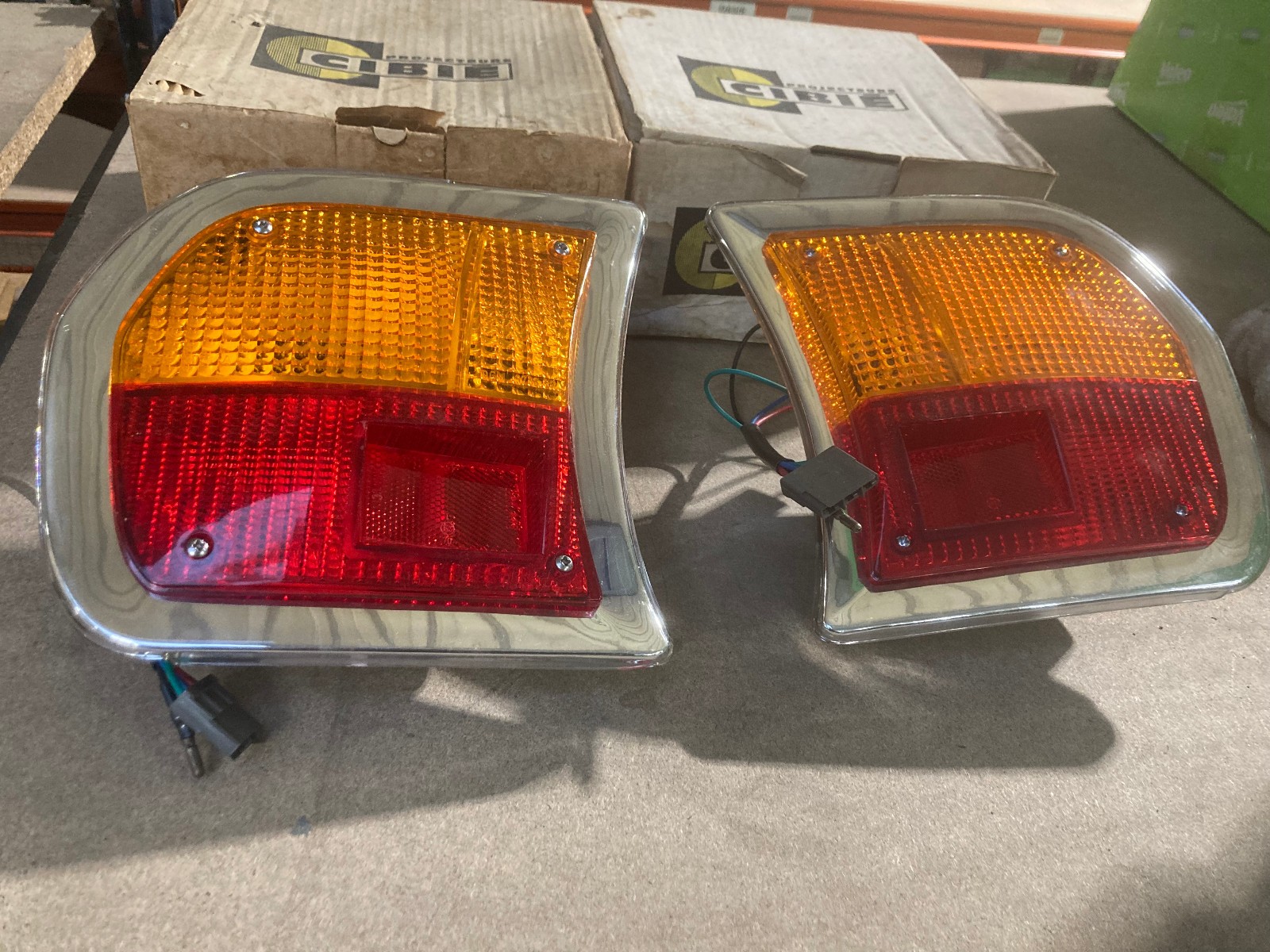 Feu arriere Peugeot 504 Berline kit complet gauche droit Cibie plastique rouge