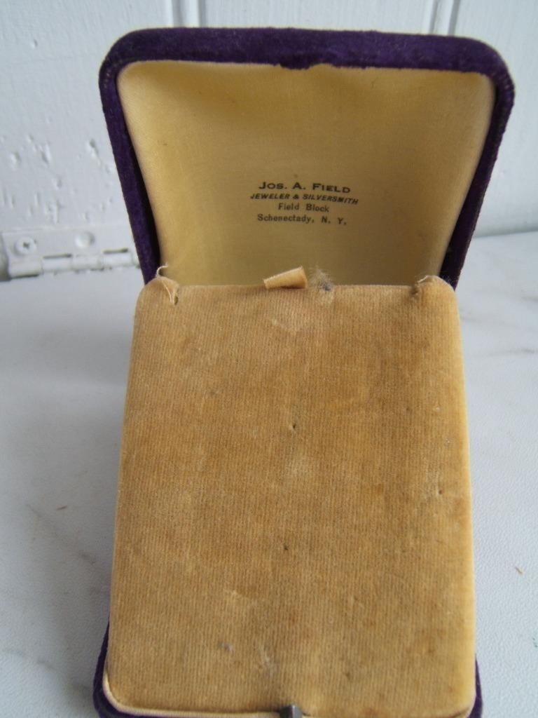 VINTAGE PURPLE VELVET MOP MOTHER OF PEARL BUTTON JEWELRY PRESENTATION CASE