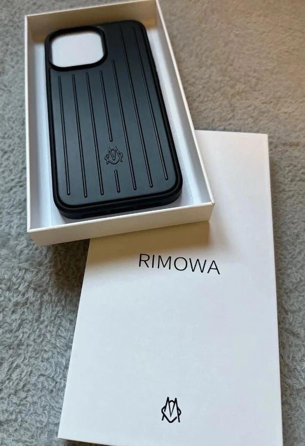 Funda rígida de aluminio RIMOWA negra para iPhone 16 Pro Max Foto 2 de 4