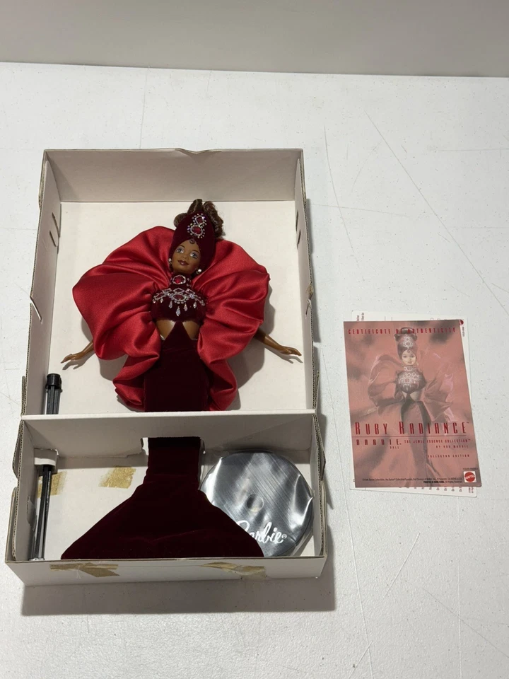 MUÑECA BARBIE RUBY RADIANCE JOYA ESENCIA COLECCIÓN BOB MACKIE 1996 NUEVA EN CAJA Foto 2 de 4