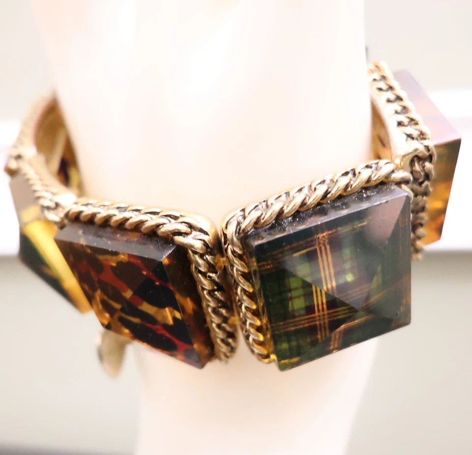 Pulsera Betsey Johnson pirámides a cuadros con estampado de leopardo Lucite firmada tono dorado Foto 3 de 4