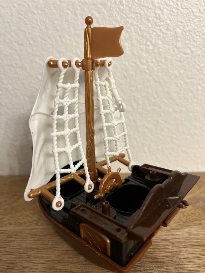 BARCO PIRATA MARRÓN Y NEGRO BARCO DE JUGUETE DE PLÁSTICO CON VELAS (USADO) Foto 4 de 4