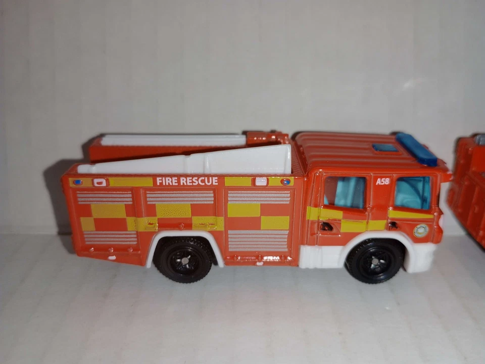 MATCHBOX SCANIA P 360 CAMIONES DE BOMBEROS ROJO lote de 3 Foto 3 de 4