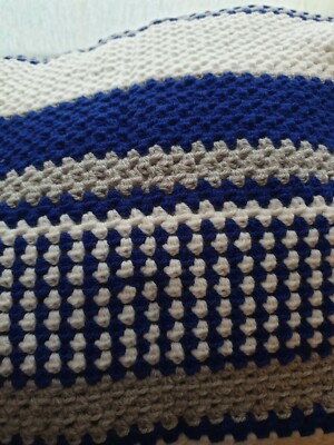 Handgefertigte schöne blau gestreifte Häkeldecke - neu