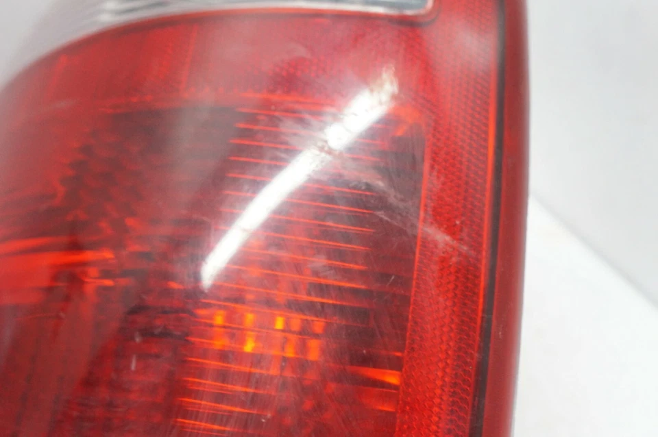 04-07 Chrysler Town & Country Driver Luz Trasera Izquierda Lámpara 68241335AA OEM Foto 2 de 4