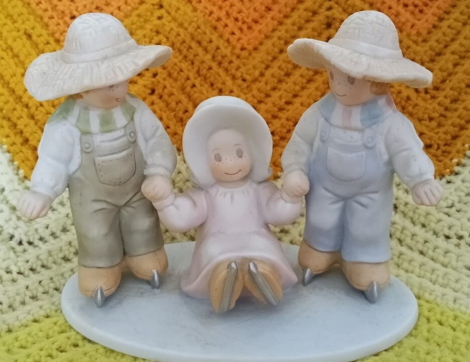 Circle Of Friends Figurine 1990 Love Lifted Me #5322 in Box