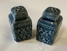 Vintage Porcelain Blue Filigree McCoy Style Salt/Pepper Shakers. Blue. Small