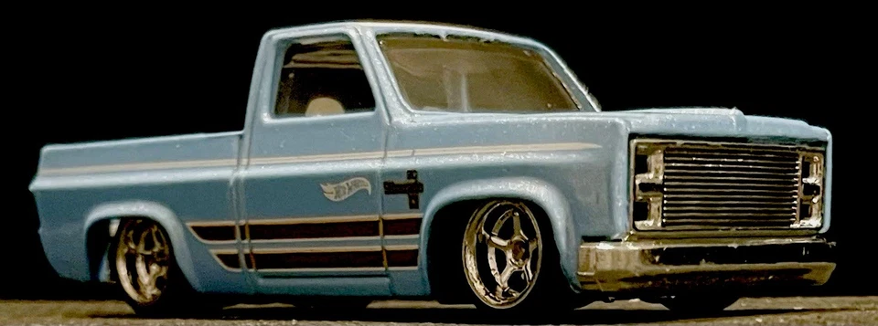 Rueda y neumático Hot Wheels azul claro 83 Silverado PERSONALIZADOS pilotos reales Foto 3 de 4