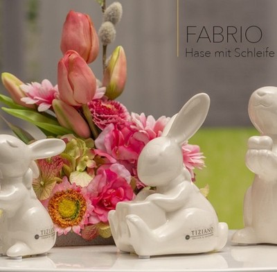 Tiziano Hase Fabrio mit Schleife - sitzend mit Würfel Ostern