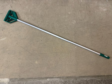 Plastic Kentucky Mop Holder with 137cm Aluminium Handle &ndash; Green &ndash; 841103