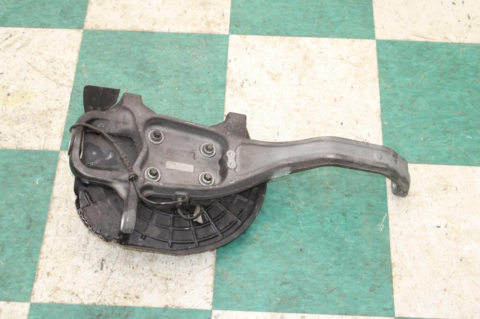 Maserati Ghibli 2014-2017 Front Right Steering wheel hub