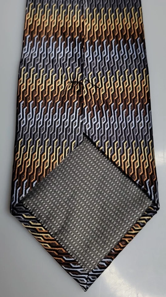 Corbata geométrica de colección Kilburne and Finch para hombre 100 % seda Foto 3 de 4