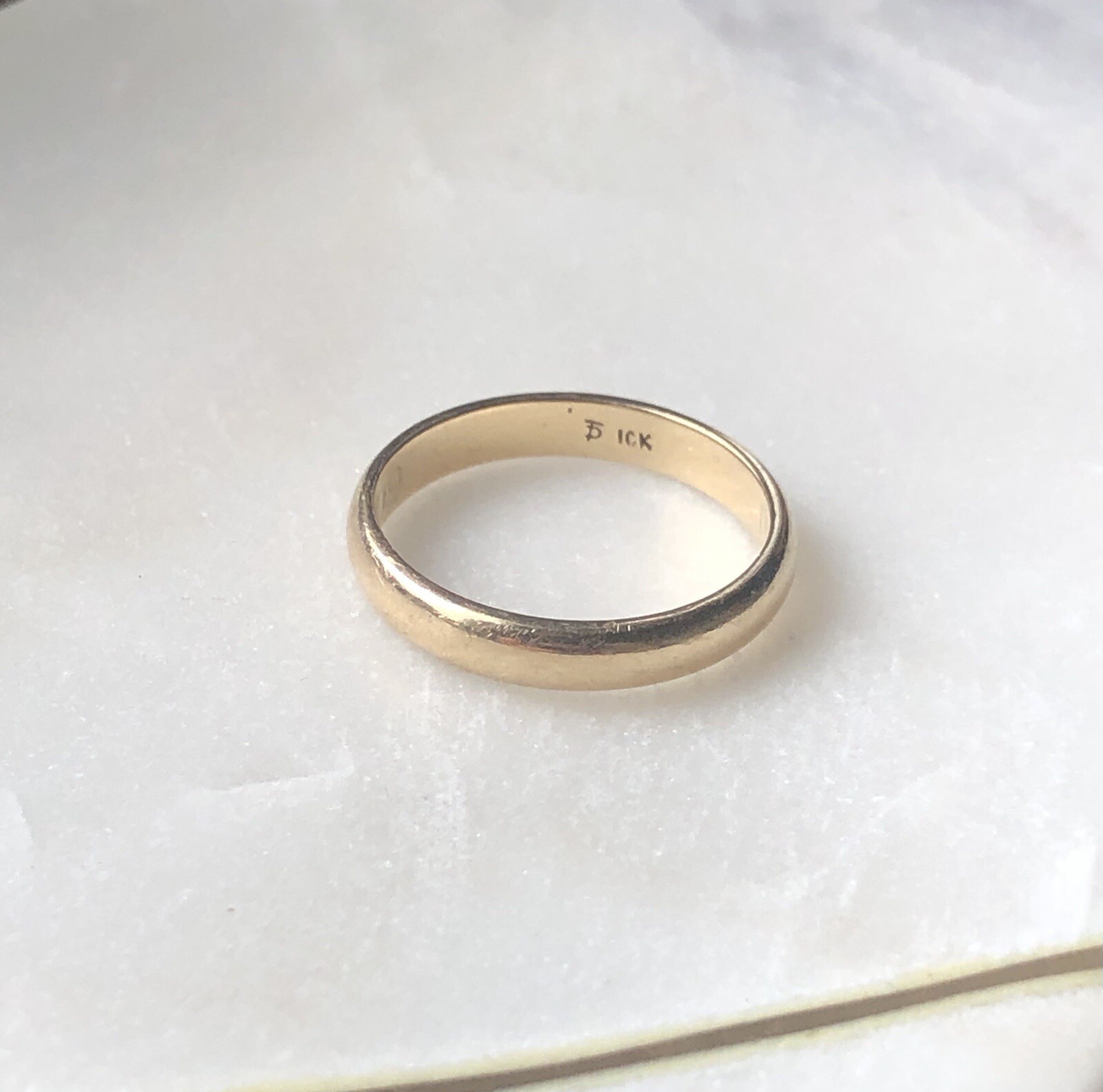 Classic 10K gold wedding ring Gem
