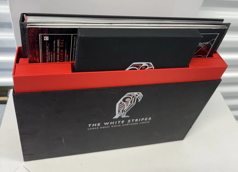 The White Stripes – Under Great White Northern Lights BOX SET CD - 2 LP's Foto 3 de 4