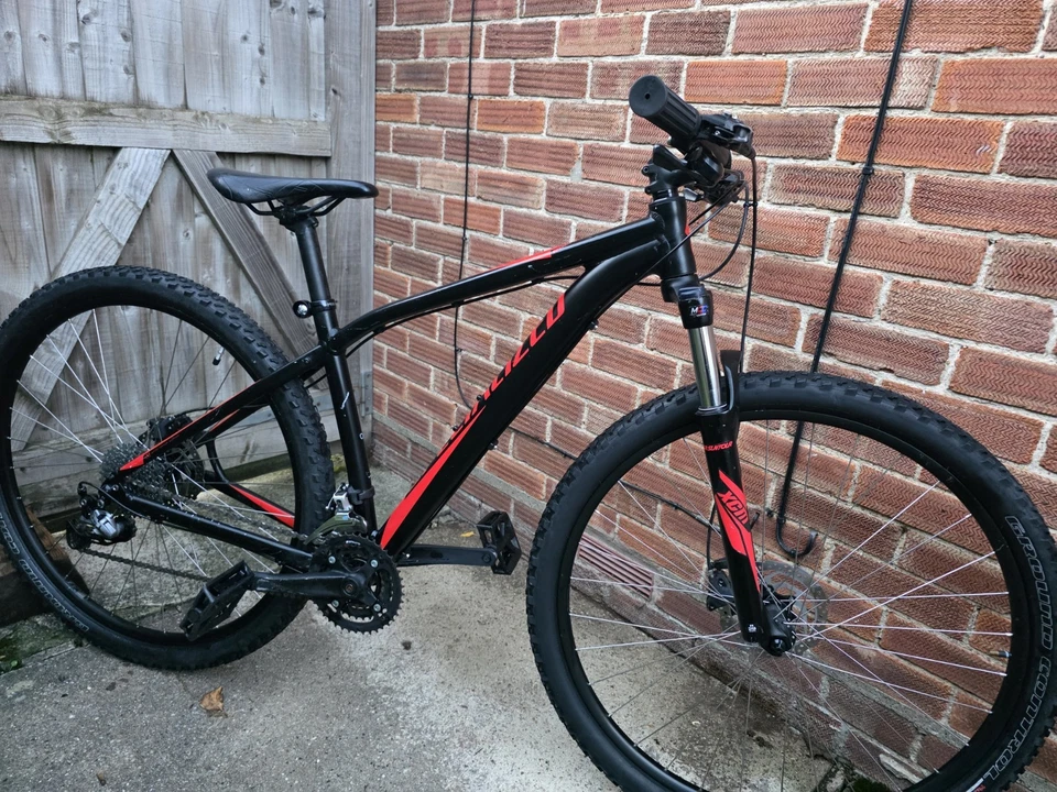 Specialised rock hopper with 26 inch mountain bike wheels and hydraulic brakes, photo 4 of 5