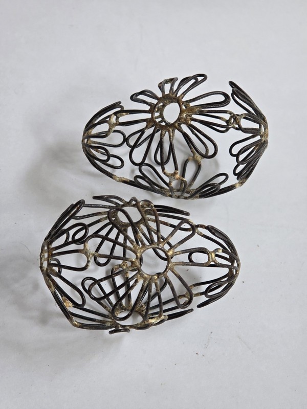 2 Rustic Wire Egg Shaped Décor With Shaped Flowers, 4 Inches Long, 3 Inches Wide