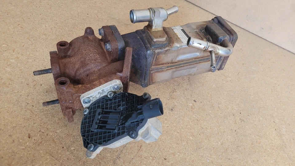 GMC 2011 6,6 L Duramax LML EGR enfriador (trasero) 12635704 con válvula EGR Foto 3 de 4