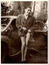 n33 Upskirt automobile snapshot nude woman French ? original 1950s vintage photo