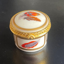 ROYAL WORCESTER FLIGHT FEATHERS MINIATURE PILL BOX. CONNOISSEUR COLLECTION.