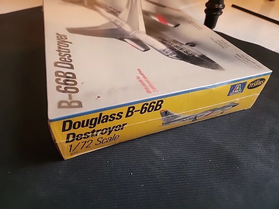 Testors /Italeri Douglas B-66B Destroyer #667 1/72 Scale New in Plastic - Image 4 of 4