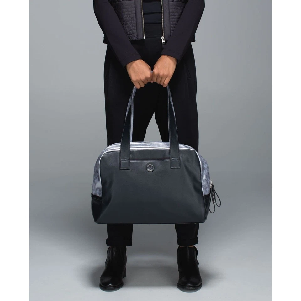 Bolso de Mano Lululemon Urban Sanctuary Negro Plateado Metálico Imitación Cuero Foto 3 de 4