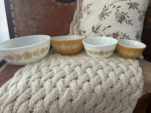 Vintage Pyrex Butterfly Gold Set of 4 Nesting Mixing Bowls 401 402 403 404