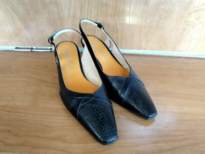 Zapatos de piel en negro destalonado con  correa anco tacón ancho forrado
