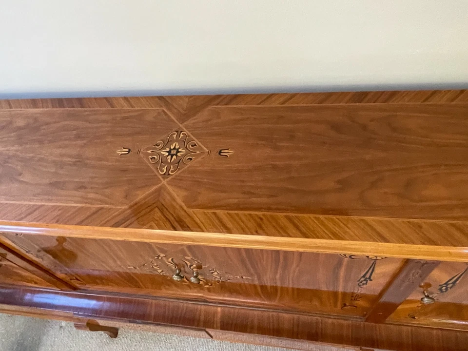 Aparador húngaro Art Deco con incrustaciones de madera exótica de ébano y madera de limón Foto 2 de 4