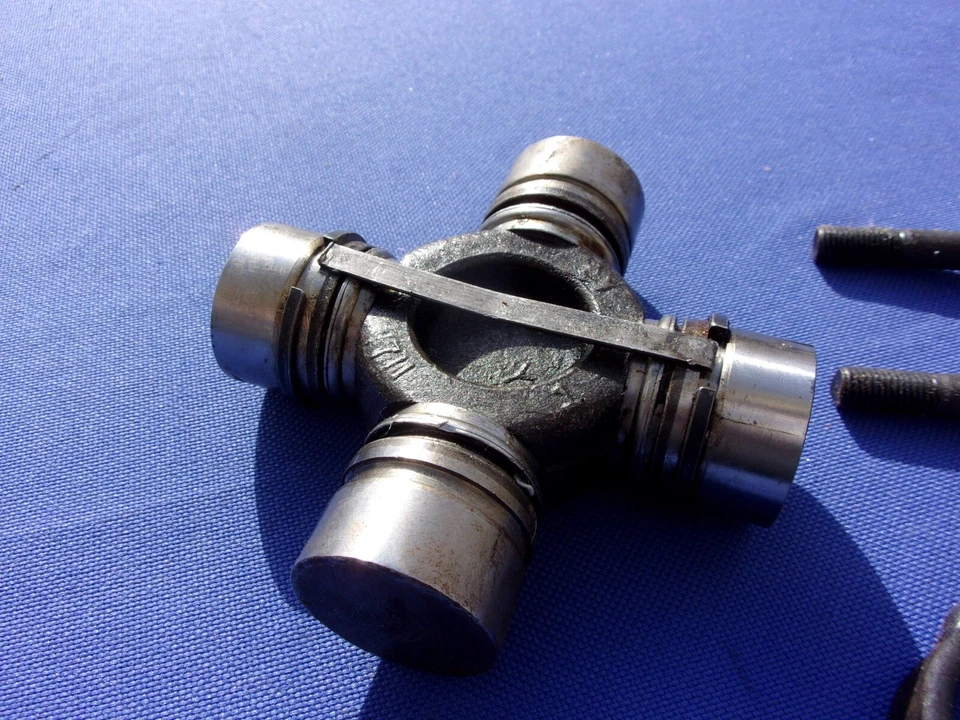 BUICK 5671712 1961-62; LESABRE INVICTA & ELECTRA COM SAGINAW U-JOINT; TRASEIRO U J - Imagem 4 de 4