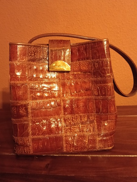 bolso cocodrilo, diseño exclusivo con remaches cosidos a mano. Interior forrado