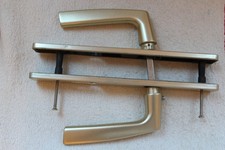 POIGNEE DE PORTE COMPLETE AVEC SES VIS DE FIXATION
