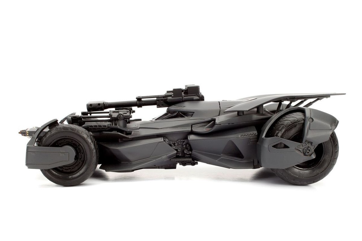 JUSTICE LEAGUE BATMOBILE W/ DIECAST BATMAN FIGURE 1/24 DIECAST CAR