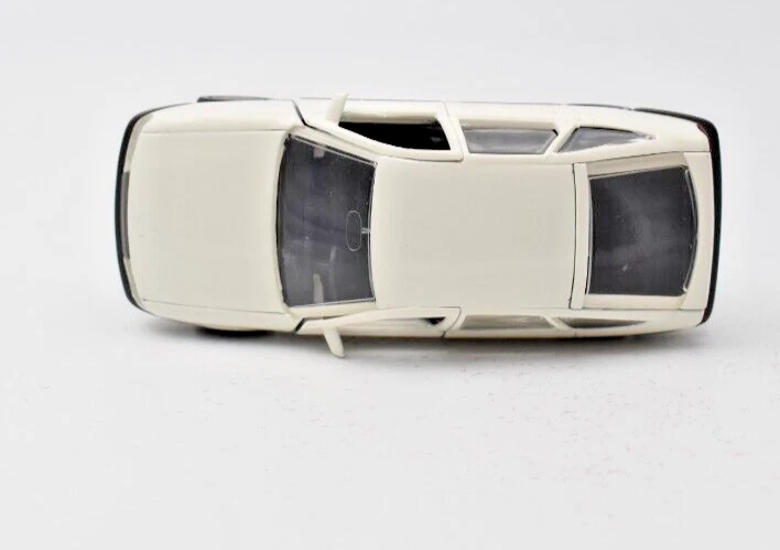 Gama Modelo 1/43 Opel Vauxhall Vectra Blanco 5 puertas. DieCast. Hecho en Alemania Foto 3 de 4
