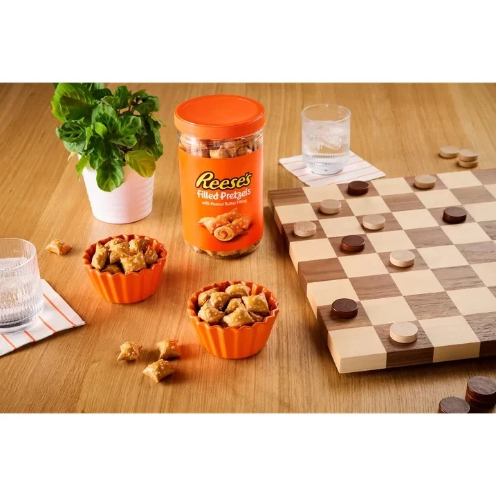 Reese s 花生酱填充椒盐卷饼,18 盎司共享尺寸 — 第 4/4 张图片