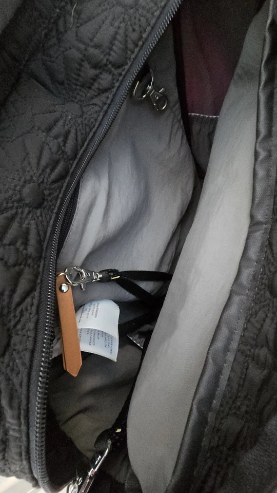 Mochila cuadrada Petunia Pickle - Bolsa de pañales acolchada con flores negras Bedford Avenue Stop Foto 4 de 4