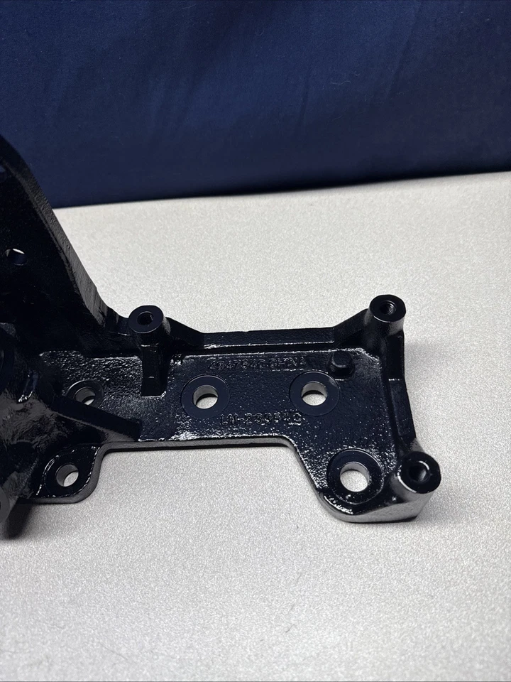 Soporte compresor de aire acondicionado Ram 2010-2018 6,7 L Cummins P# 4947540 Foto 3 de 4