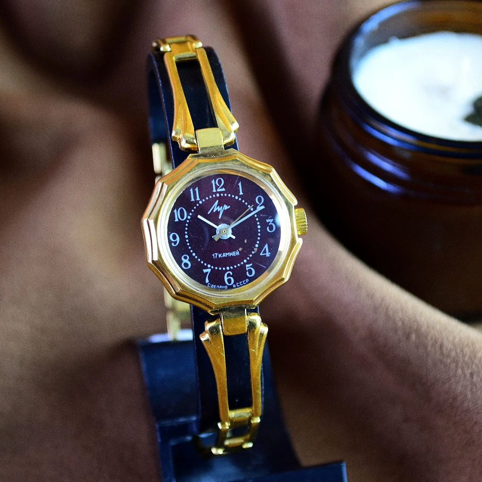 Vintage Luch Ladies Wrist Watch Soviet Women's Watch 17 Jewels Red Dial Serviced - Image 4 of 4