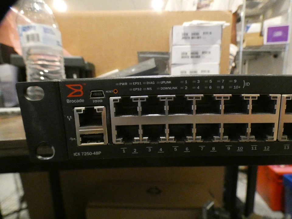 Interruptor administrado Brocade ICX7250-48P-2X10G de 48 puertos con racks para orejas ICX 7250-48P Foto 2 de 4