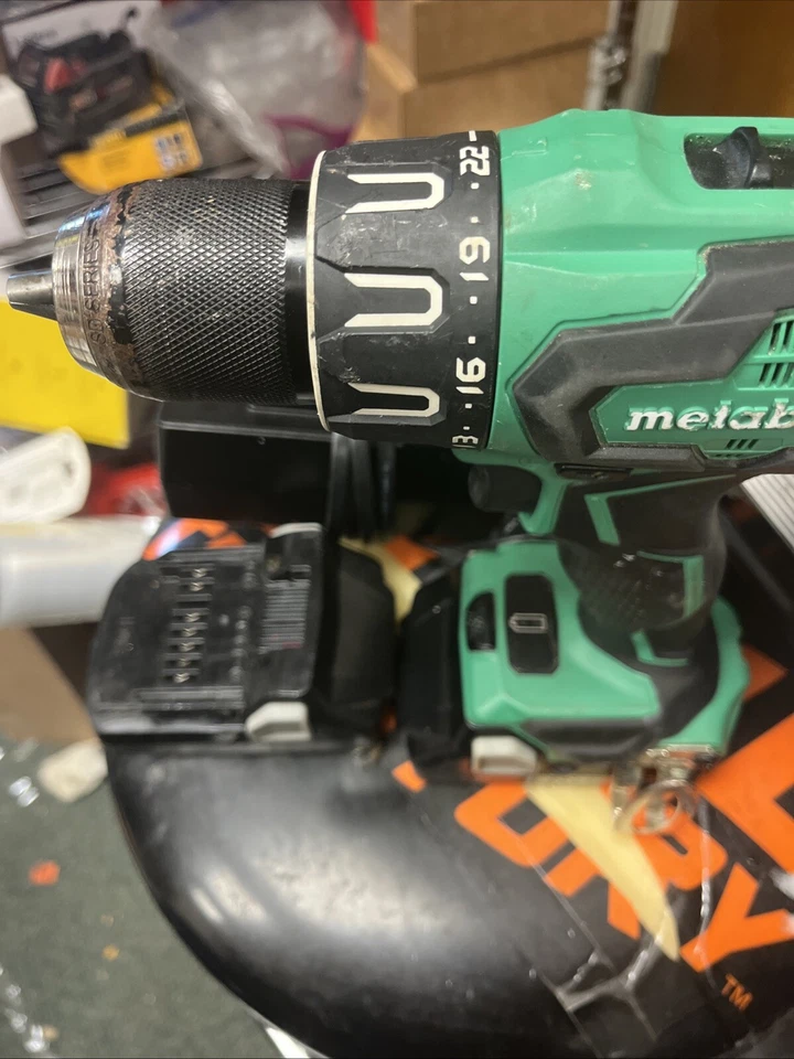 Metabo Drill Hamer Kit 2 Batteries + Charger ( 1 Battery + Charger New) - Image 2 of 4