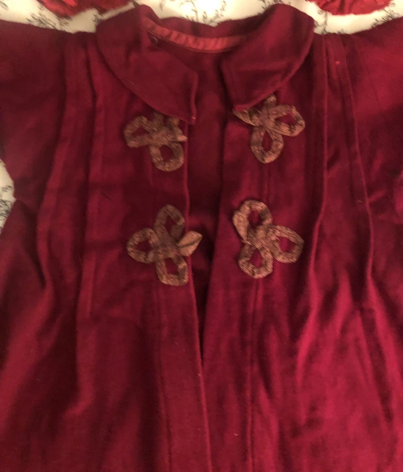 Antiguo abrigo y sombrero para muñeca de 20-22” - lana roja oscura con ribete bordado - Alemania Foto 3 de 4