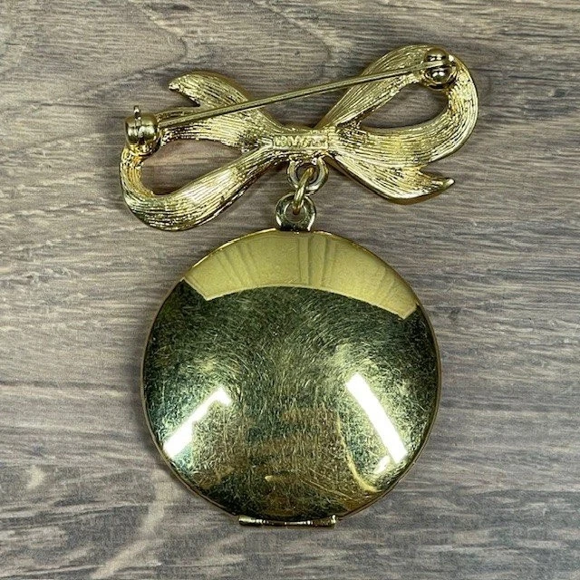 Broche prendedor medallón madre monet tono dorado con diseño de lazo 2 pulgadas Foto 3 de 4