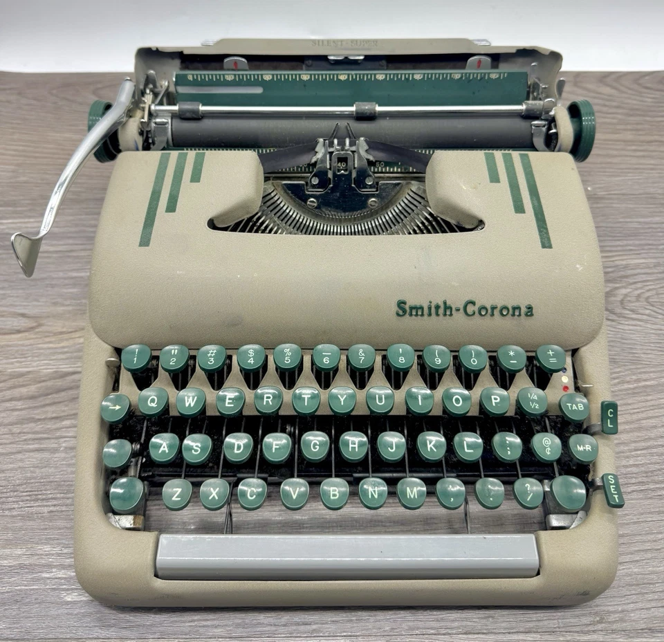 Máquina de escribir manual súper portátil Smith Corona silenciosa de colección con estuche teclas verdes Foto 2 de 4