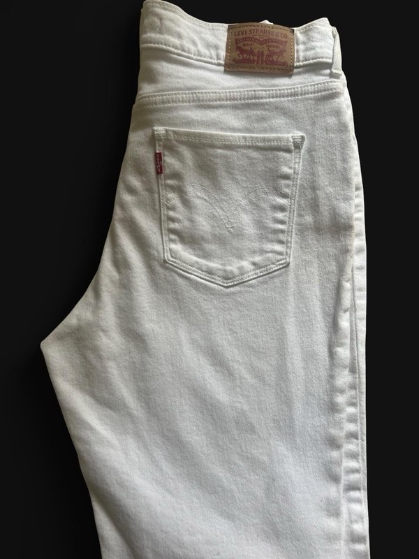 Levi's Women's Classic Fit Straight White Denim Jeans, Light Wash 5-Pocket