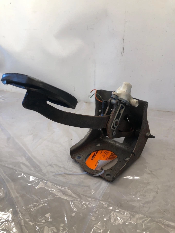 Lincoln Town Car 2002 pedal de freno pie de piso con montaje de soporte sedán OEM 4,6 L Foto 2 de 4