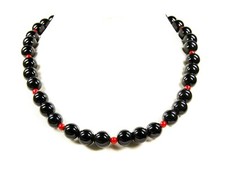 Halskette aus dem Edelstein Onyx und Korallen in Kugelform Ø12 mm