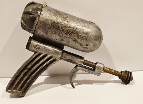 VINTAGE HILLER "ATOM RAY GUN" TOY WATER PISTOL - LATE 1940's GREAT CONDITION 
