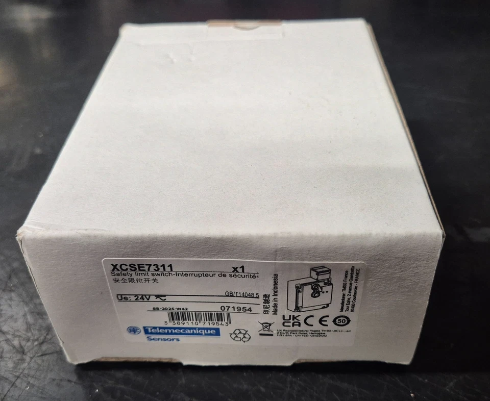 Telemecanique XCSE7311 safety switch 071954 NEW - Photo 2/2