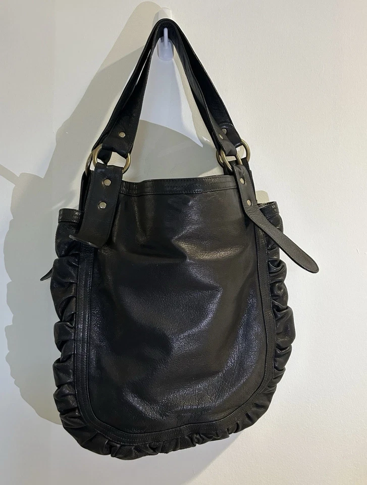 Bolso de hombro Cynthia Vincent de cuero negro Foto 2 de 4