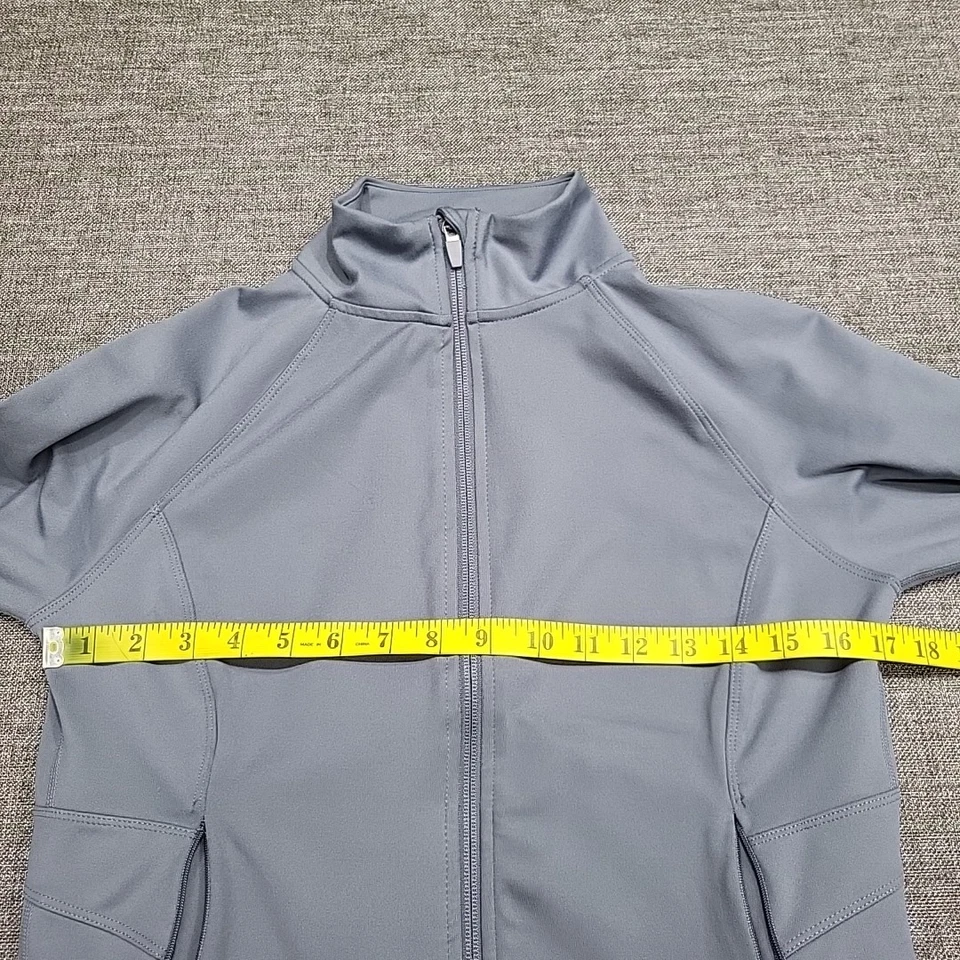 Chaqueta de yoga activa con cremallera completa Jockey para damas con bolsillos con cremallera talla pequeña azul tormentoso Foto 2 de 4