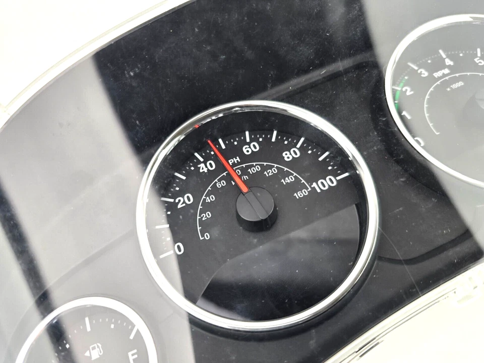 Jeep Wrangler JK 2013 conjunto de calibre de cuadro de instrumentos usado 05091413AD Foto 2 de 4